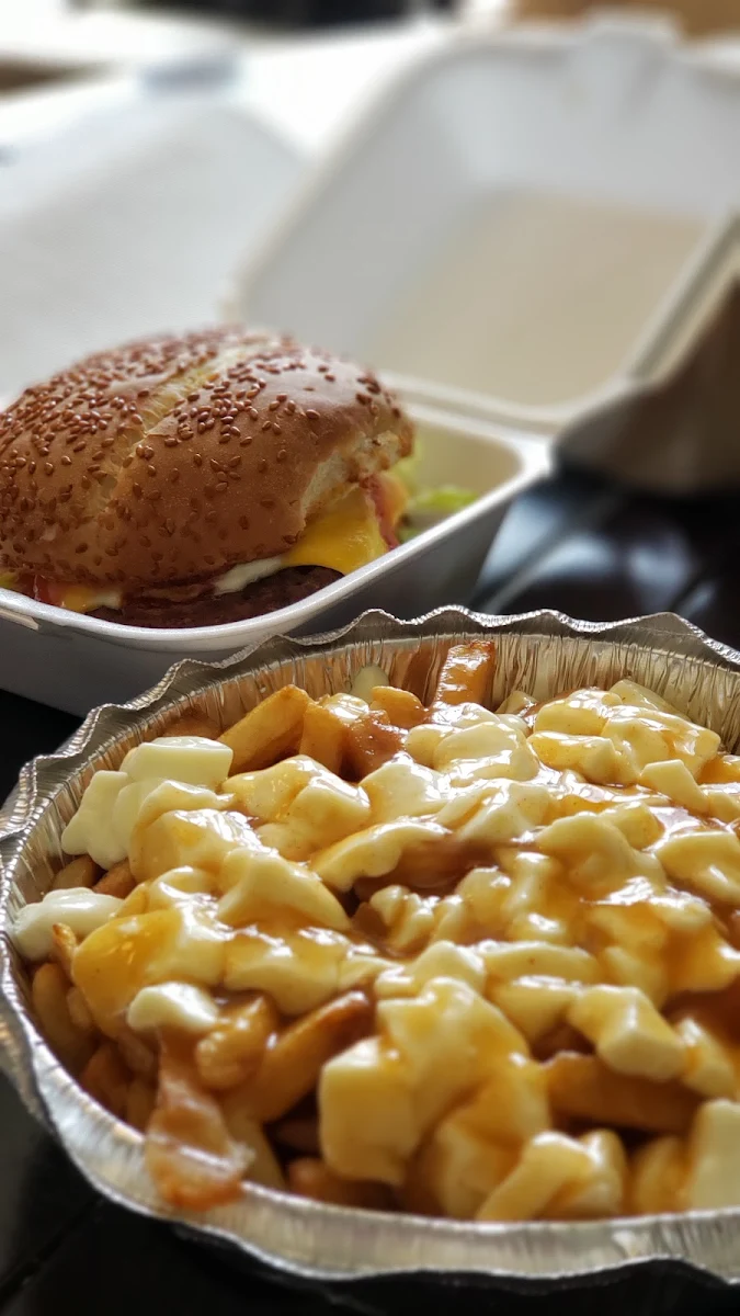 Poutine Traditionnelle Et Cheeseburger