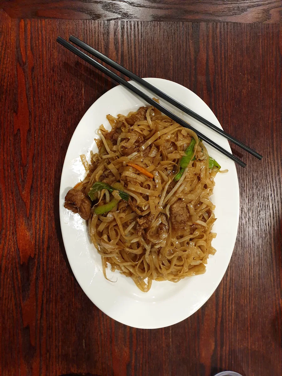 Stir-Fried Flat Rice Noodle with Beef & Soy Sauce
