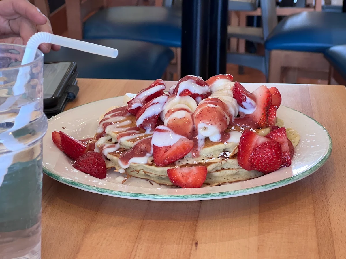 Strawberry-Banana Pancakes 1080 Cals
