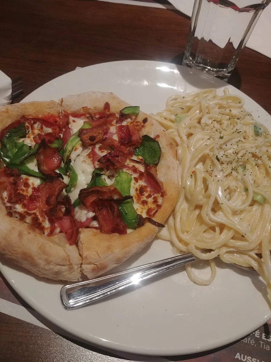 Pizza Internationale Et Linguine Alfredo