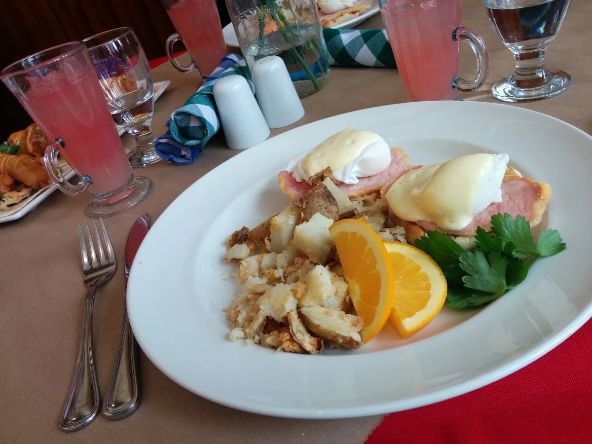 Eggs Benedict with Homefries