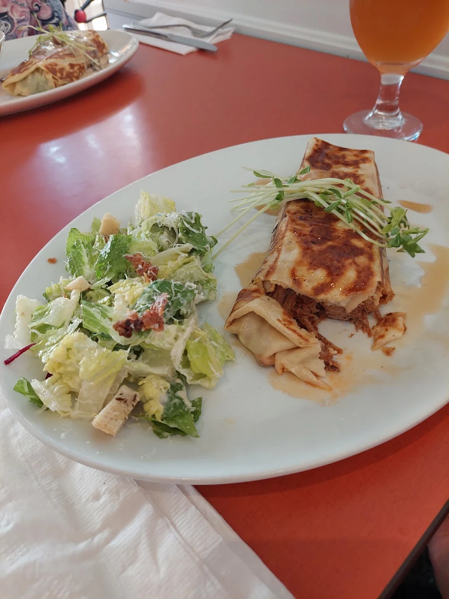 Pulled Pork Sandwich and Salade César