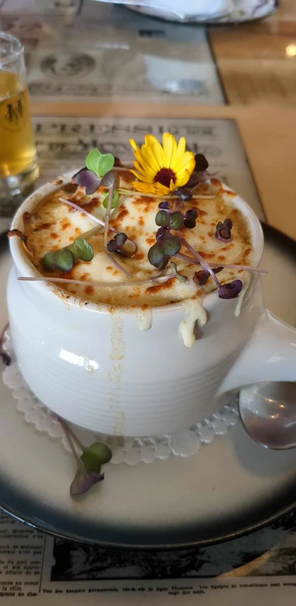 Soupe À l'oignon Gratinée Au Four À Bois