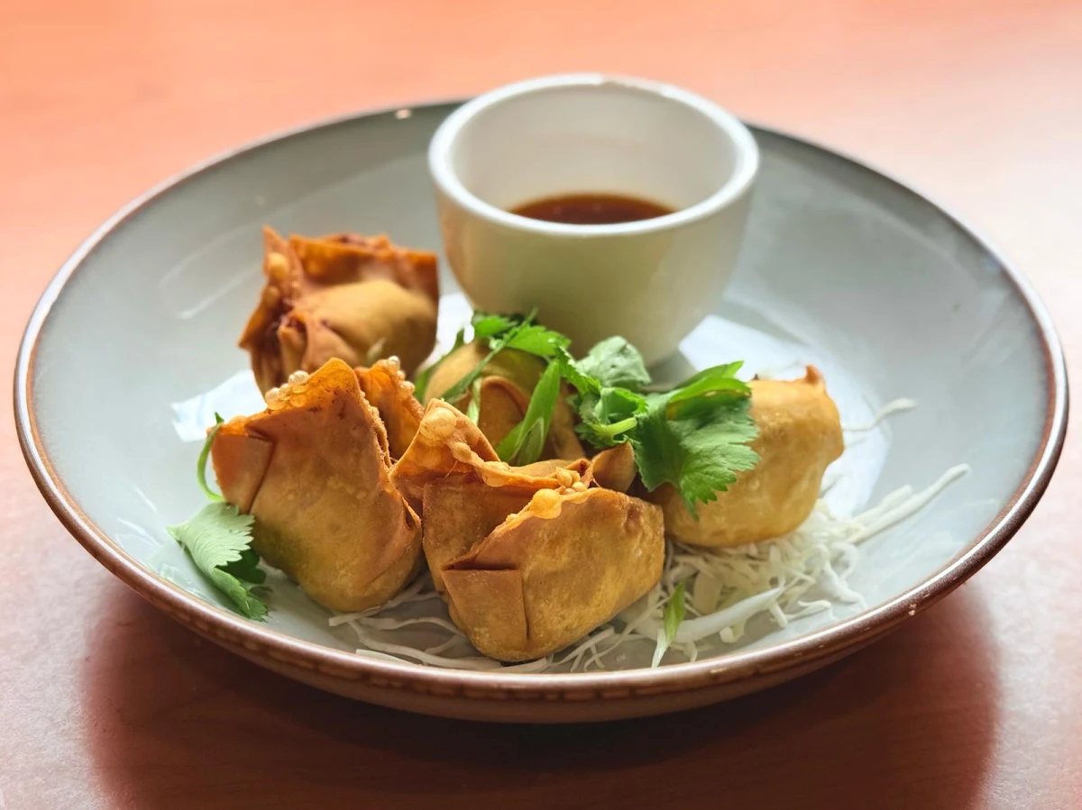 Wonton Frit Nappé A l'huile Chili Ou En Soupe Wontons Fried Dressed In Chili Oil Or In Soup
