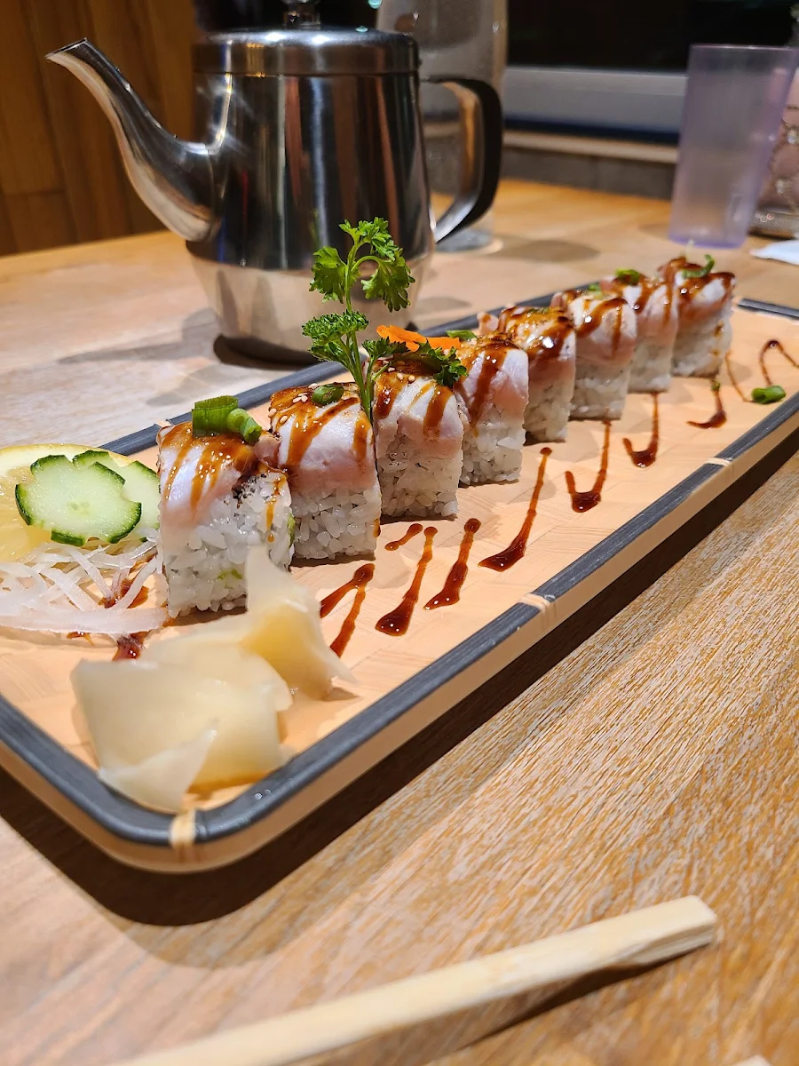 Salmon Tataki Roll