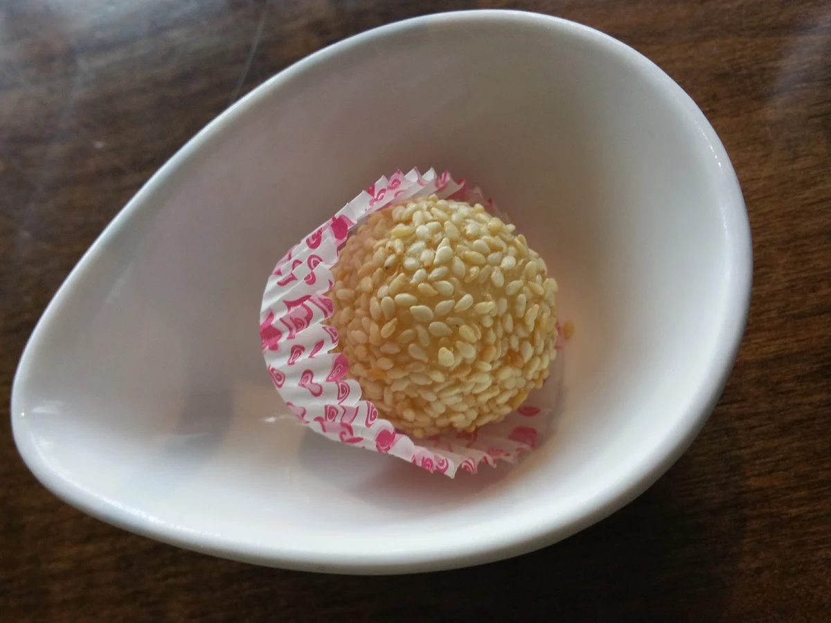 D17 Deep Fried Sesame Balls 4 pcs