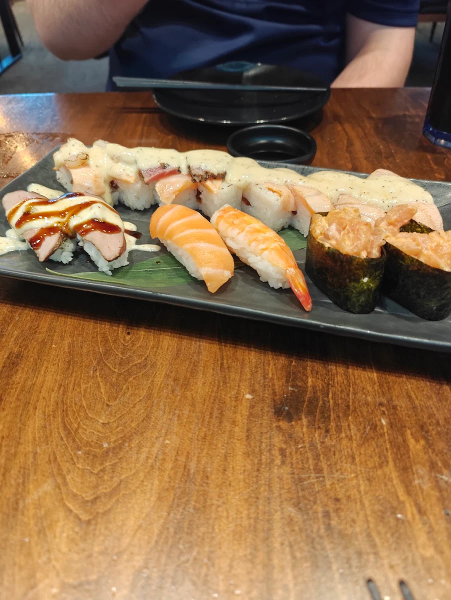 SO9 Salmon Sushi