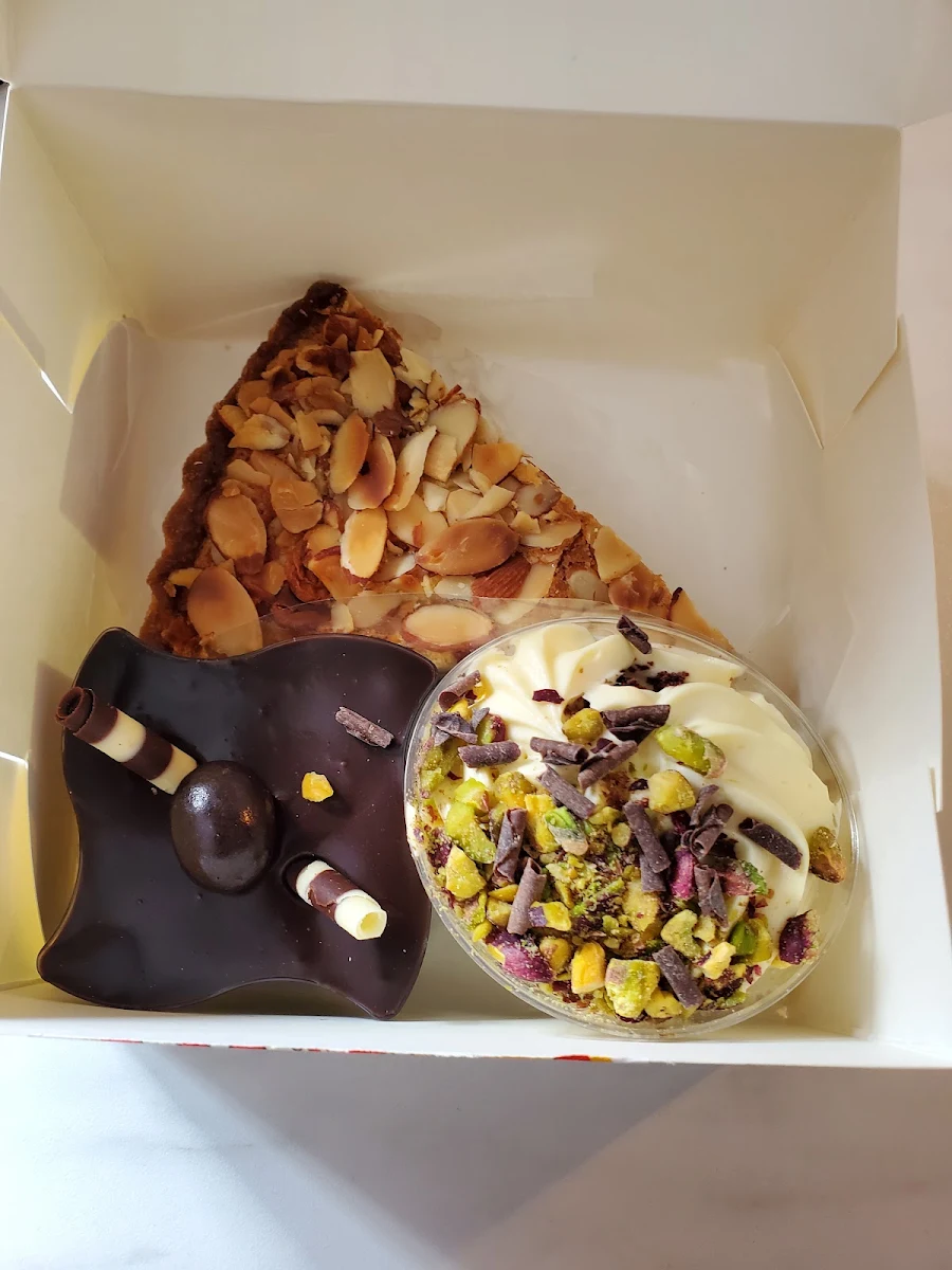 Mousse Au Chocolat Tarte À la Pâte d'amande Et Tiramitsu Aux Pistachio