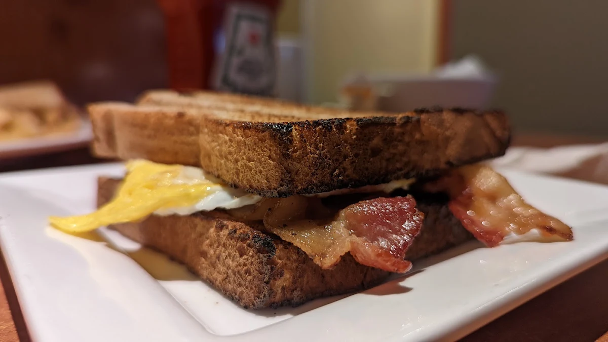 Highlights, Broadway Bar & Grill