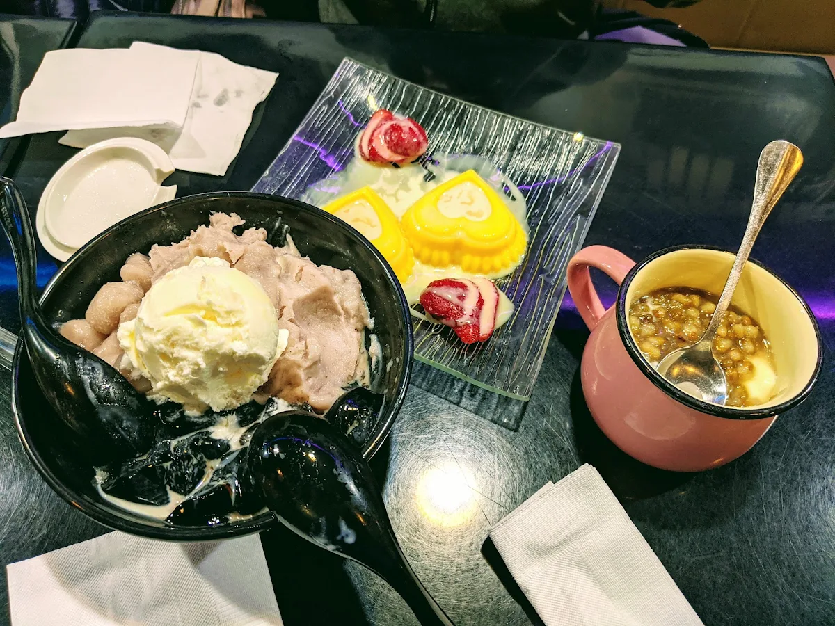 House Special Mango Pudding Double Steam Milk with Green Beans