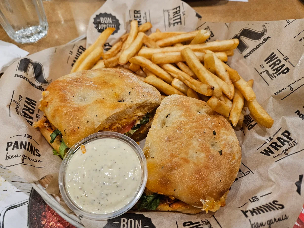 Sandwich Artisan Poulet Club Artisan Chicken Club Sandwich