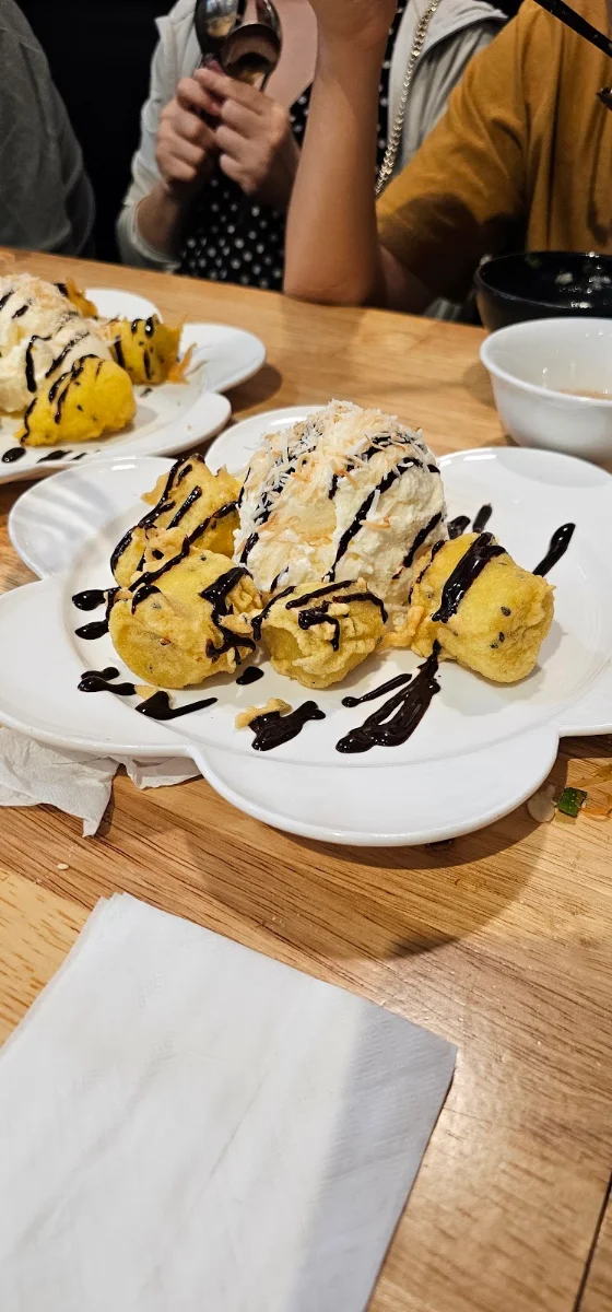Bánh Chuối VÀ Kem Banana Fritter with Vanilla Ice Cream