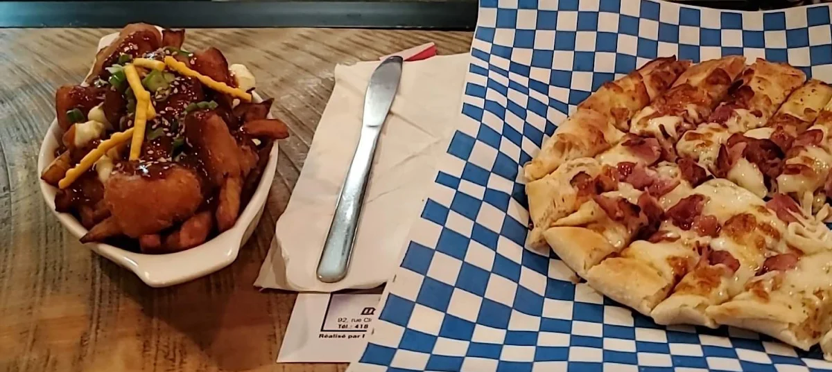 Poutine Général Tao Et Pizza À l'Ail Au Bacon