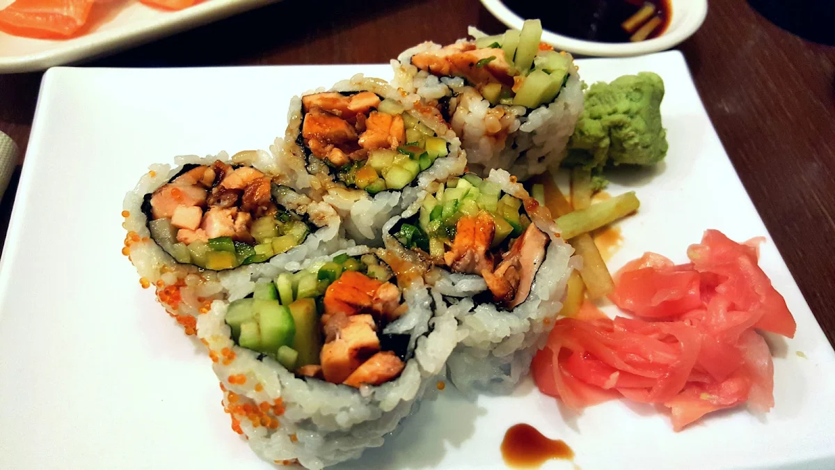 Grilled Salmon Roll 6 Pieces