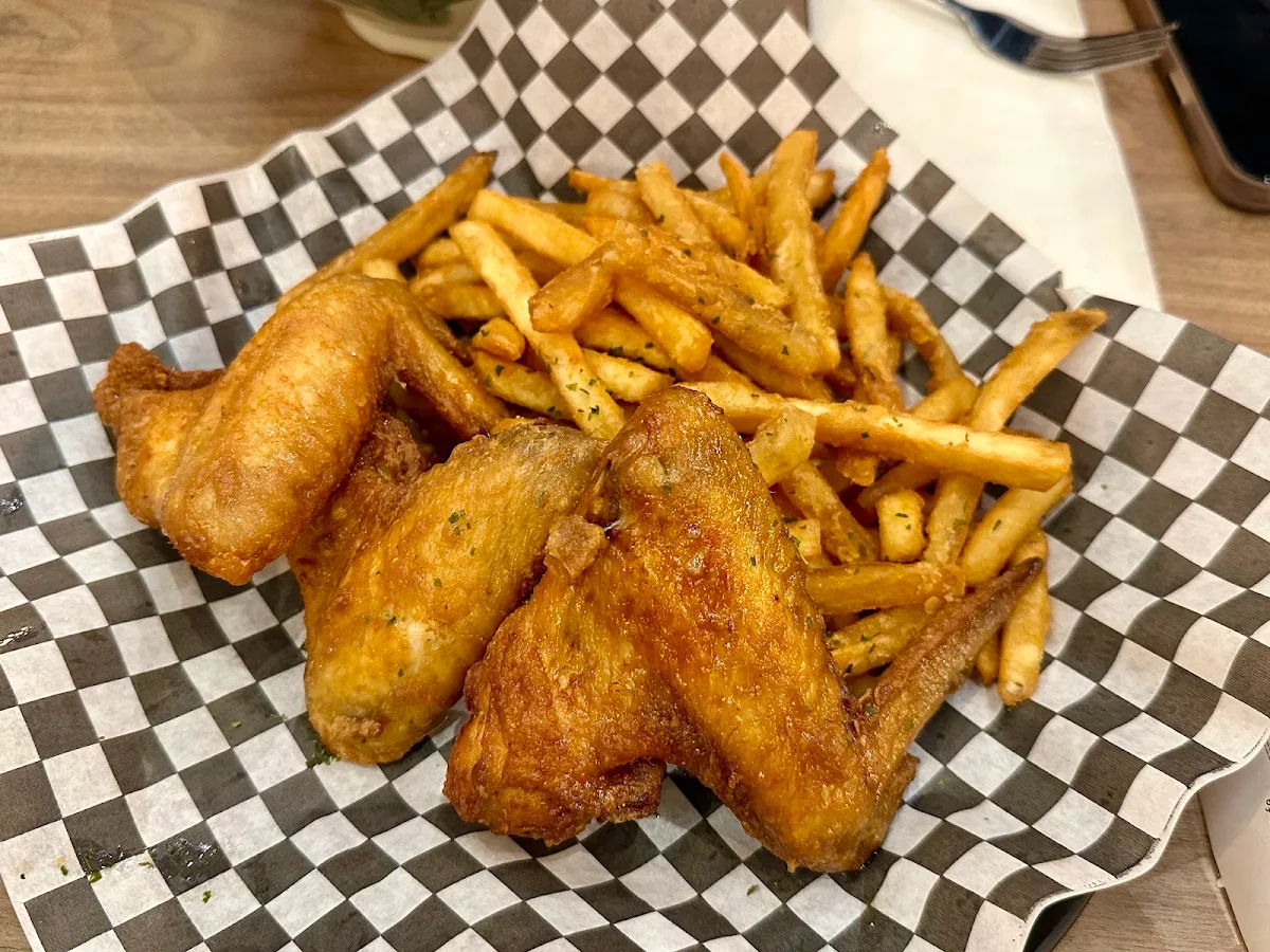 Crispy Chicken Wings with Potato Fries