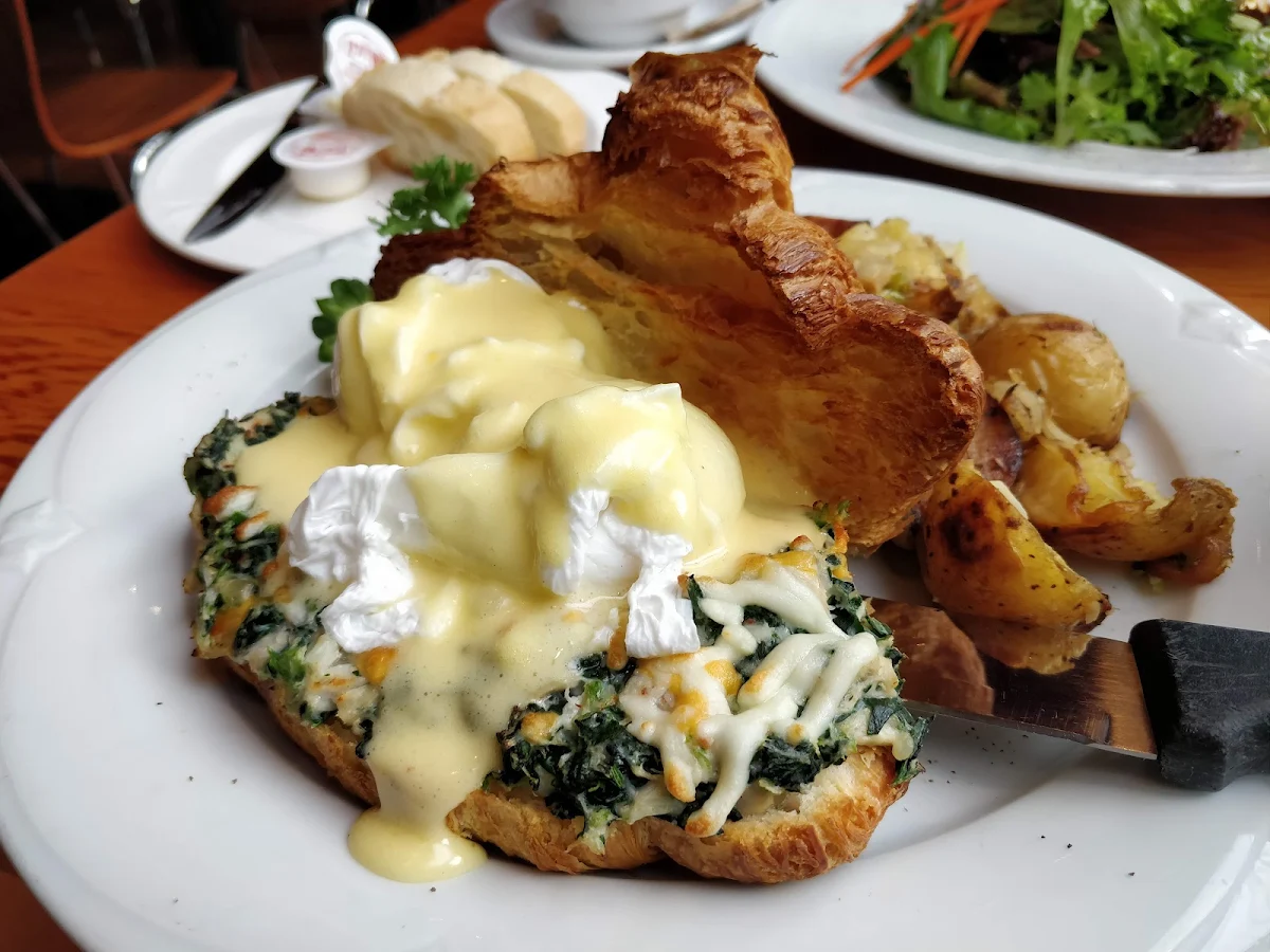 Egg Bénédicte with Roasted Potatoes