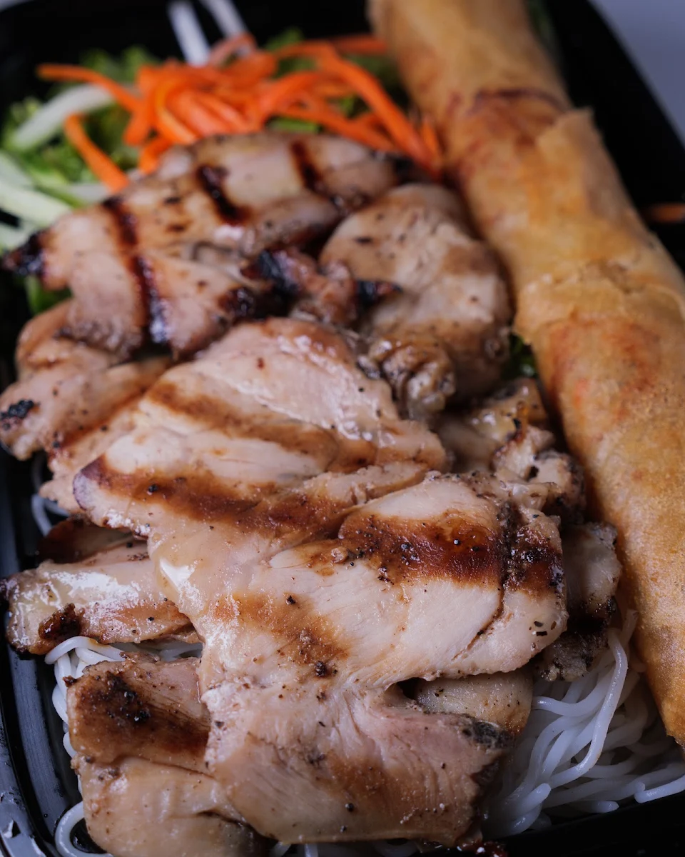 Vermicelli w a Spring Roll and Chicken