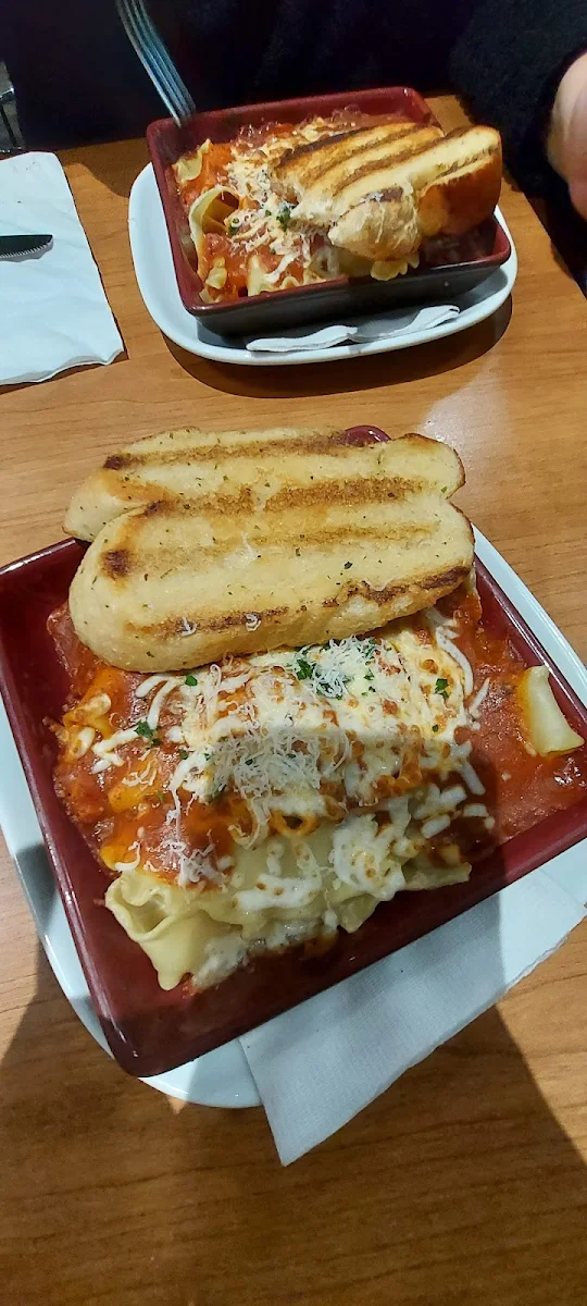 Lazanha and Garlic Bread