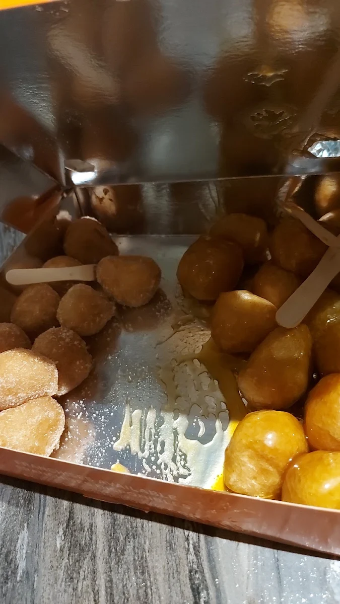Sucre Et Cannelle À Gauche Caramel Salé À Droite
