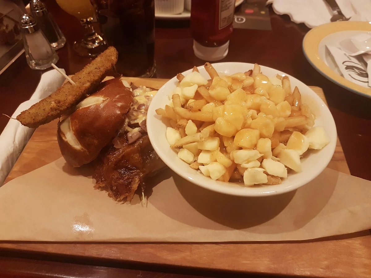 Hamburger Au Poulet Cuisse Avec Poutine