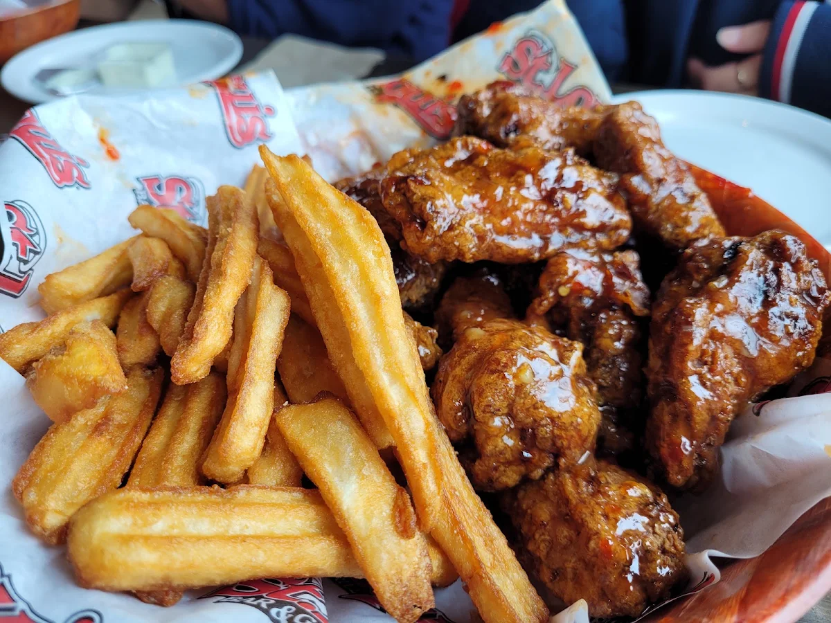 Boneless Wings and Fries