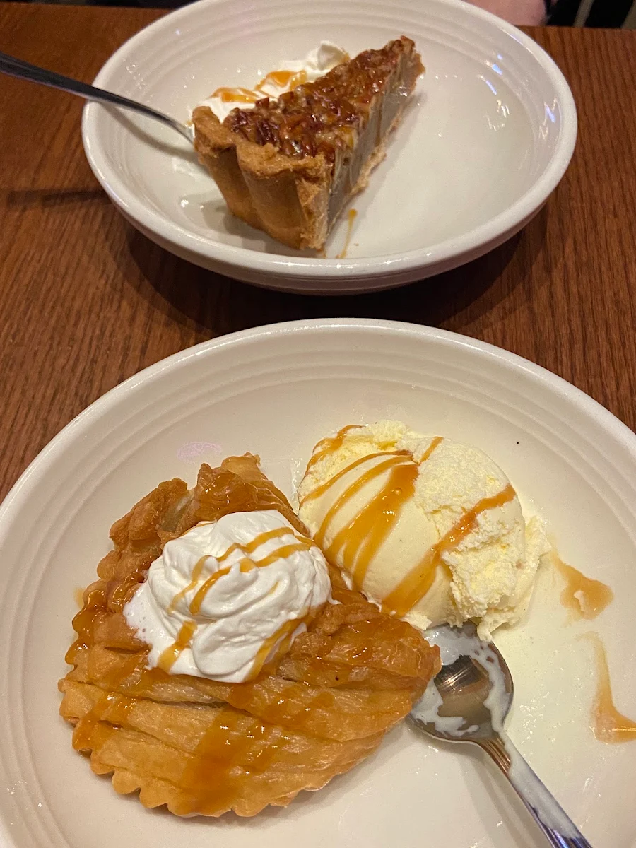 Chausson Aux Pommes & Tarte Aux Pacanes