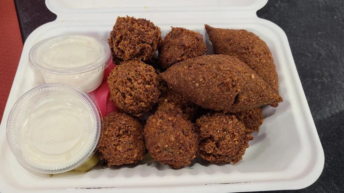 Falafel & Kibbeh, Tuque Shawarma