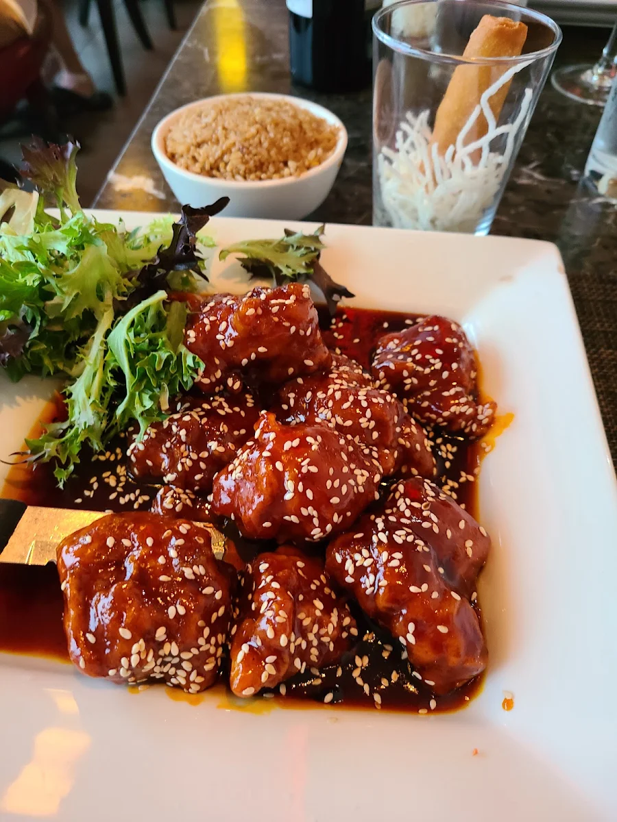 Poulet Général Tao Rouge Avec Riz Rouge General Tao Chicken With Rice