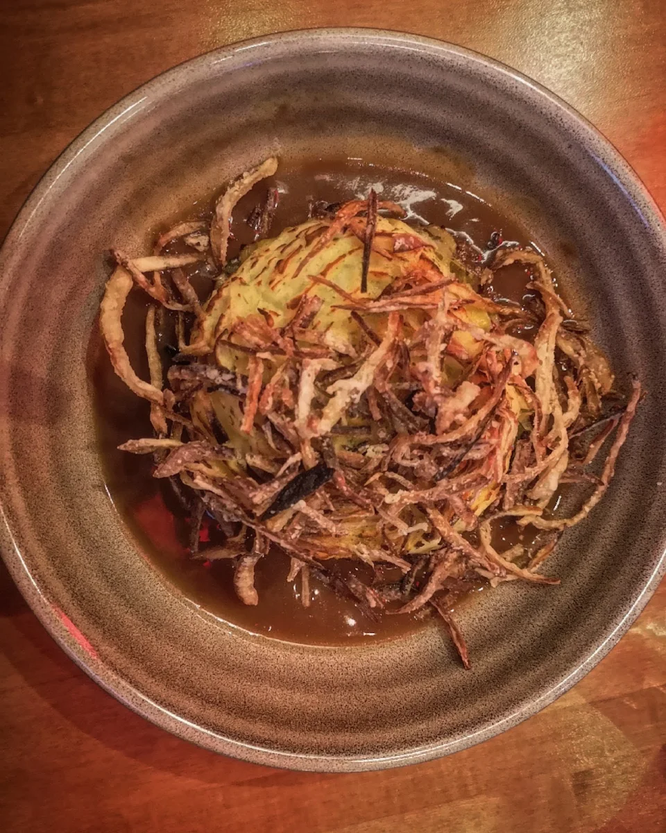 Boeuf Braisé Avec Purée De Pommes De Terre Et Oignons Frits