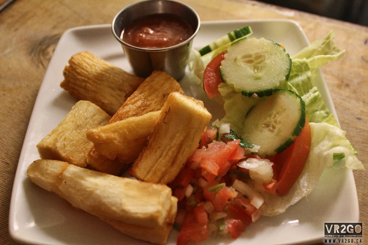 Pupusas Y Yuca Frita