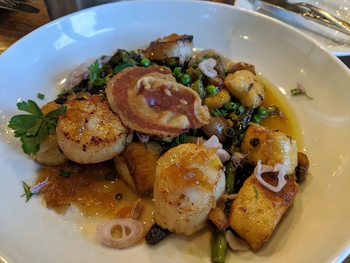 Pan Seared Hokkaido Scallops & Confit Bacon