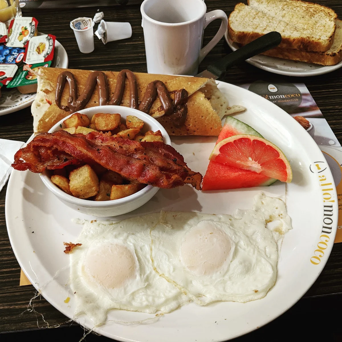 Un Œuf Bacon & Petite Crêpe Aux Fruits