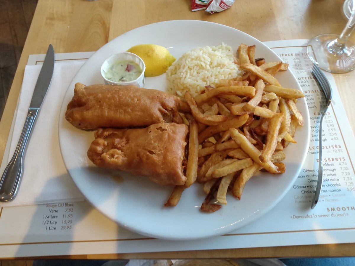 Assiette de Fish And Chips Avec Frites Et Riz