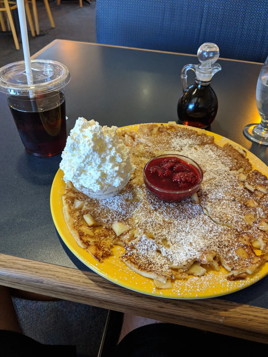Mixed Fresh Fruit and Whip Pannekoek