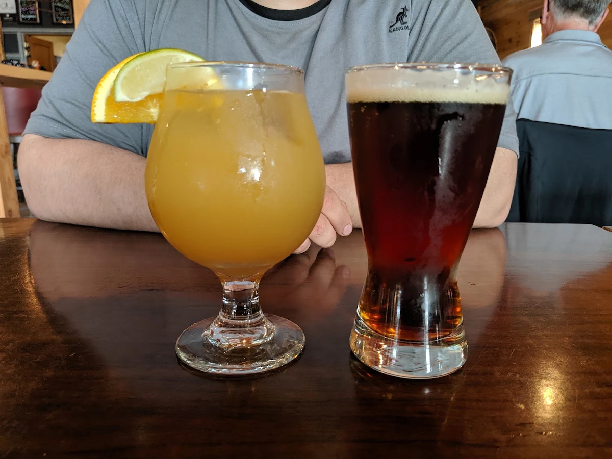 Verre de Sangria À la Bière Et Verre de Bière Collin