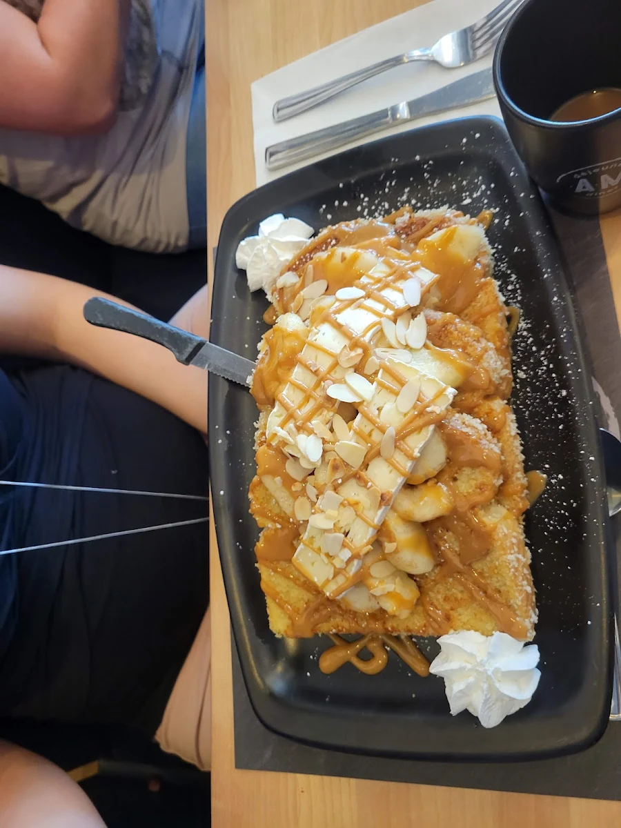 Pain Doré Croustillant Bleuets Brie Et Amandes