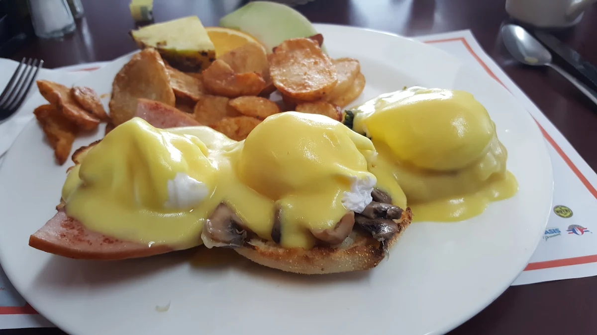 Bénédictine Eggs Benny