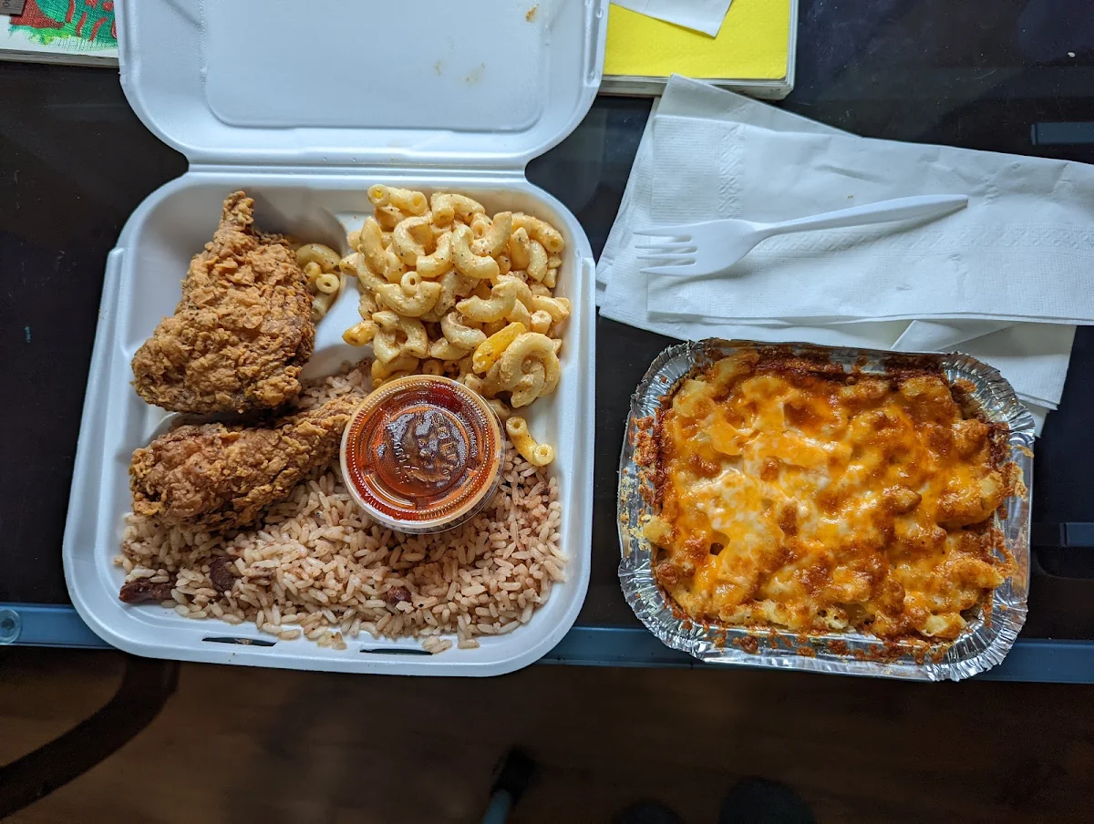 Mac & Cheese Topped with Jerk Chicken