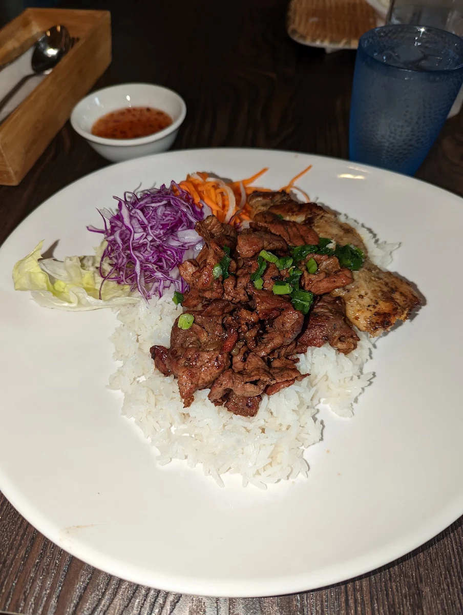 Steamed Rice with Saute Lemongrass Beef