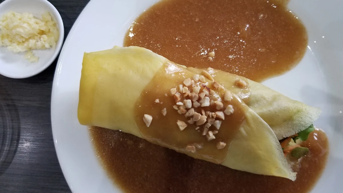 Mixed Vegetables in Fresh Wrap in Peanut Sauce with Crushed Peanuts and Minced Garlic