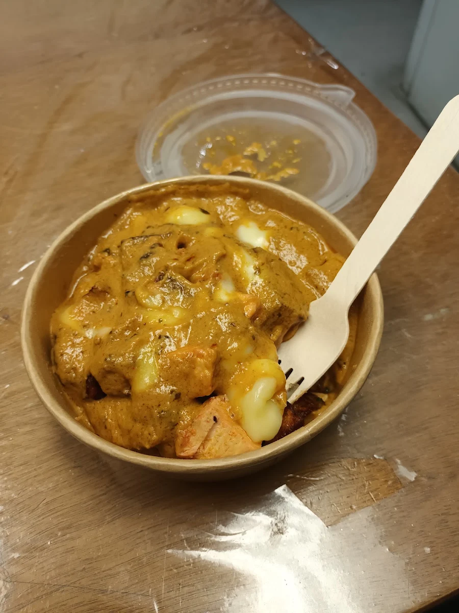 Poutine-32oz-butter Chicken Poutine Poulet Au Beurre