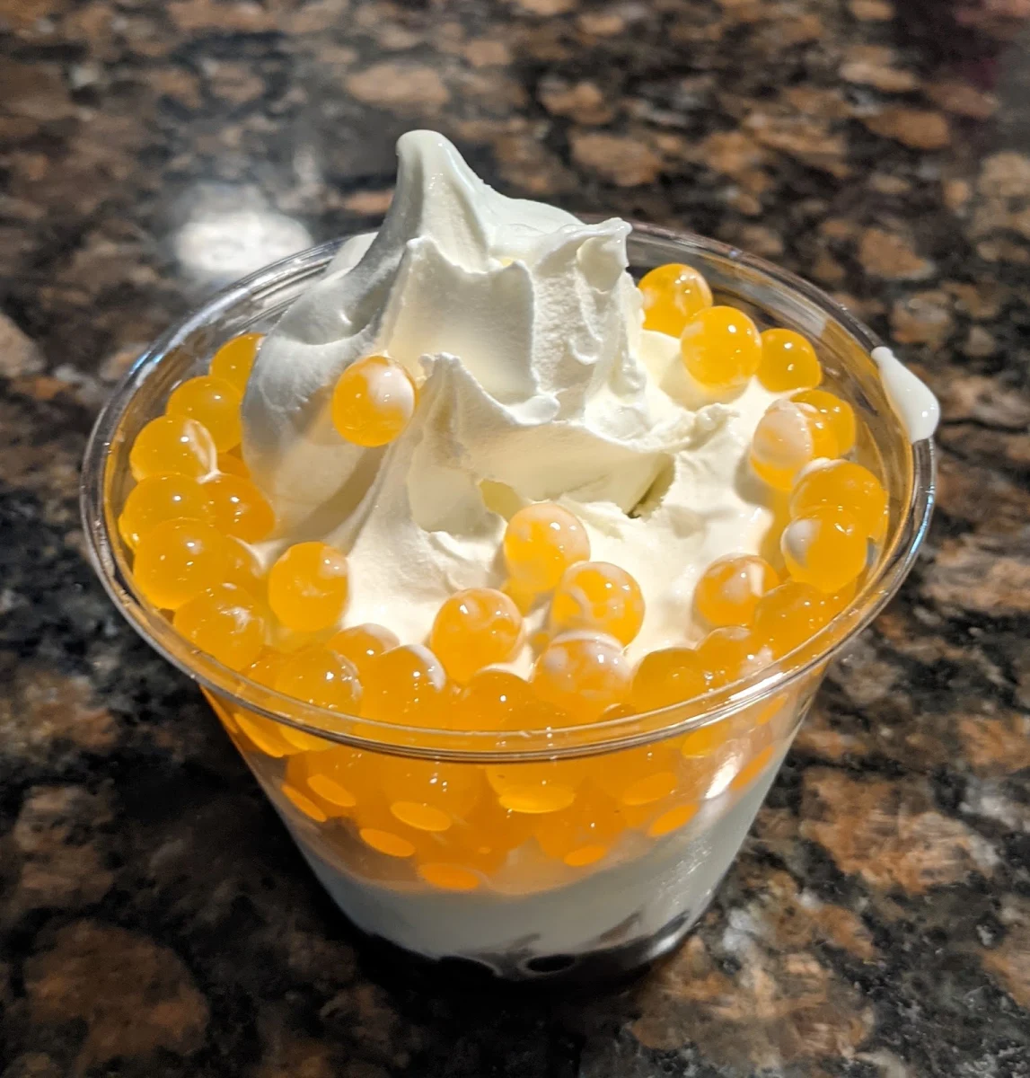 Crème Glacée Avec Bubble Tea Mangue Et Bleuets