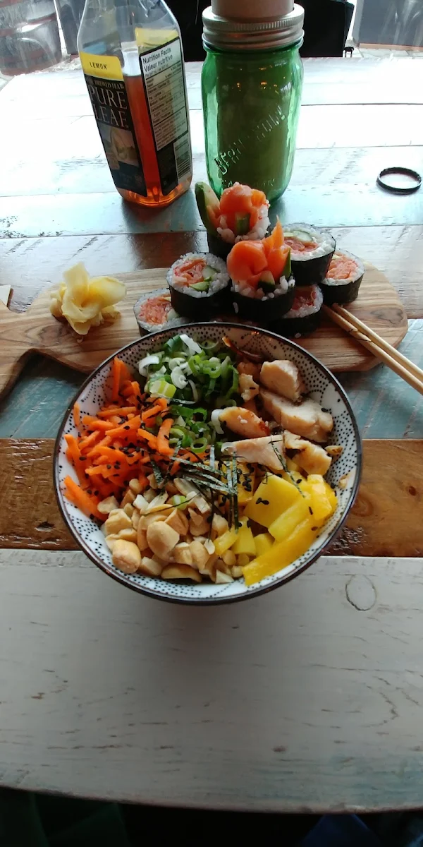 Poké Bowl Au Poulet Et Sushi Saumon Avocado