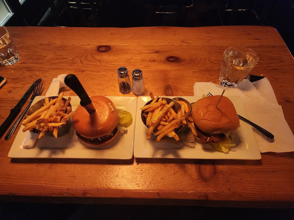 L Smoked BBQ Burger Spicy Chicken Burger R