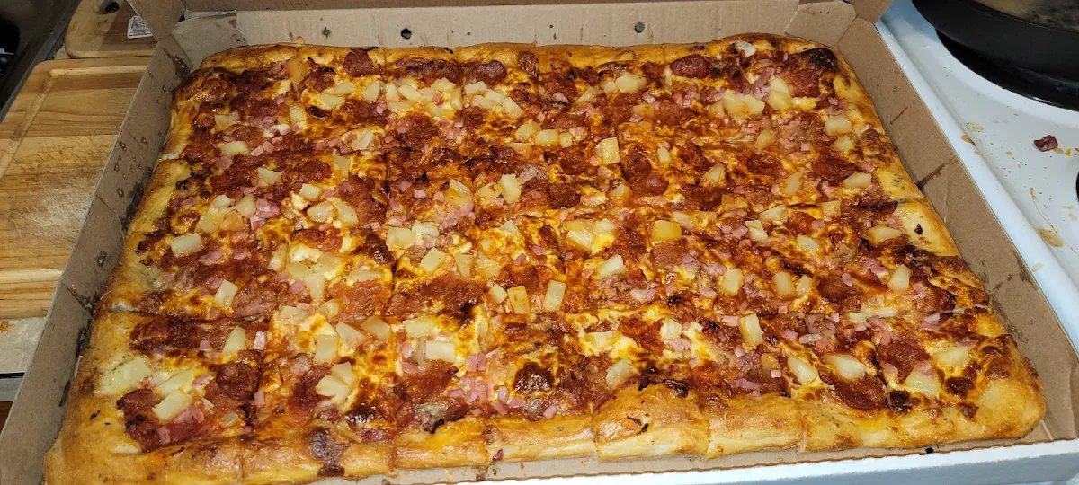 Highlights, Como's Pizza