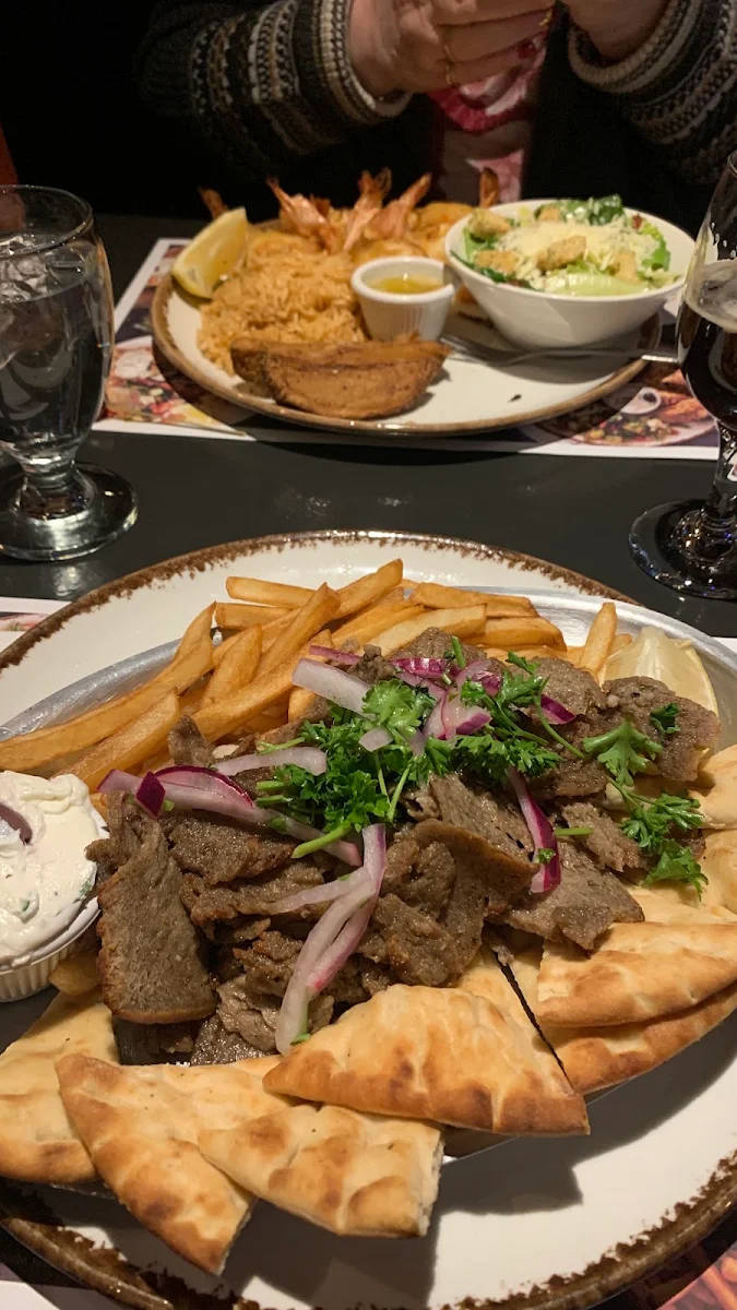 Plateau Mezze Gyro Et Frites Mezze Platter Gyro and Fries Plato De Mezze Gyro Y Patatas Fritas
