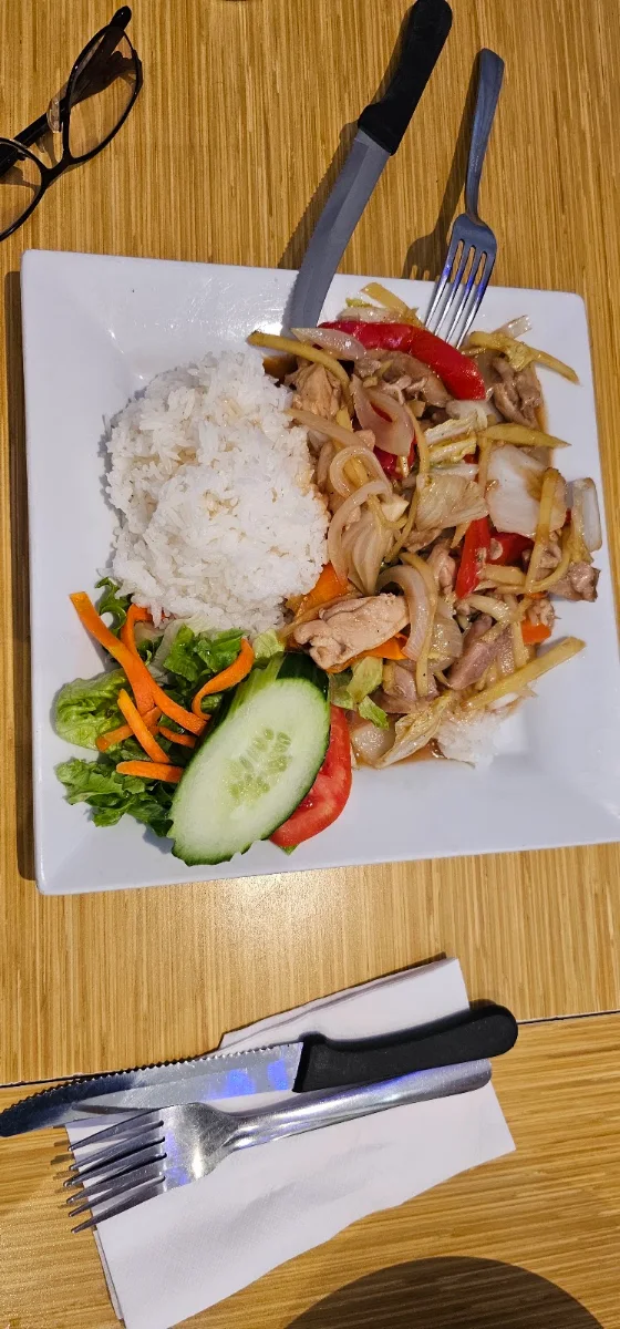 27 Poulet Sauté Au Gingembre Servi Avec Riz Et Légumes
