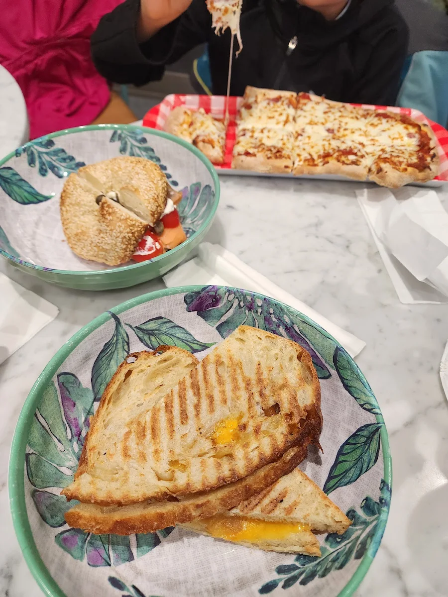 Bagel Au Saumon Et Pain Grille Aux Oignons Fondants Et Fromage