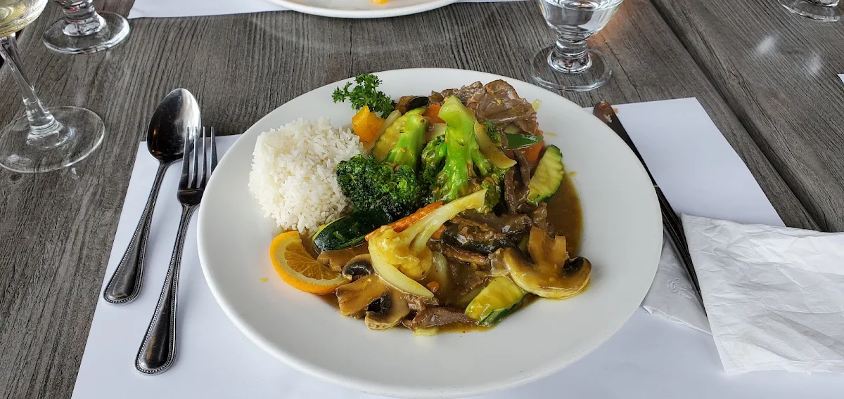 Beef and Broccoli with Garlic Sauce