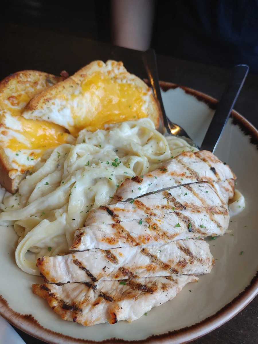 Chicken Alfredo with Cheese Garlic Toast